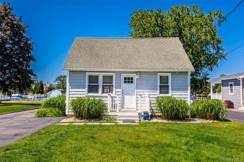 83 Beach Rd, Riverhead, NY, 11901-5818 | Card Image