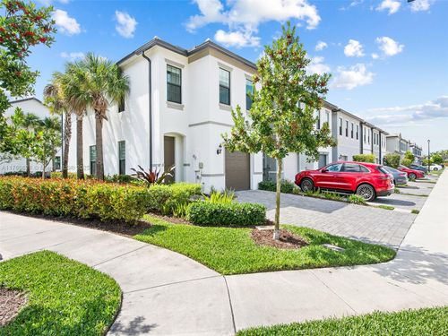 2102-2102 Appleton Cir N, Oakland Park, FL, 33309-1007 | Card Image