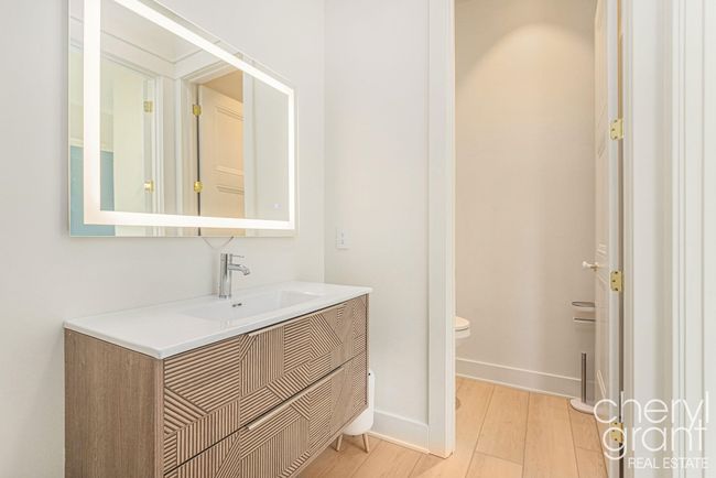 Suite 1-Vanity | Image 36