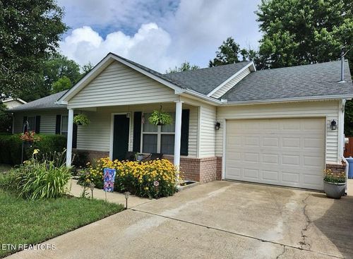 76 Village St, Dyersburg, TN, 38024-7599 | Card Image