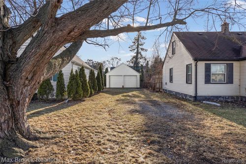 20240 Hollywood St, Harper Woods, MI, 48225-1121 | Card Image