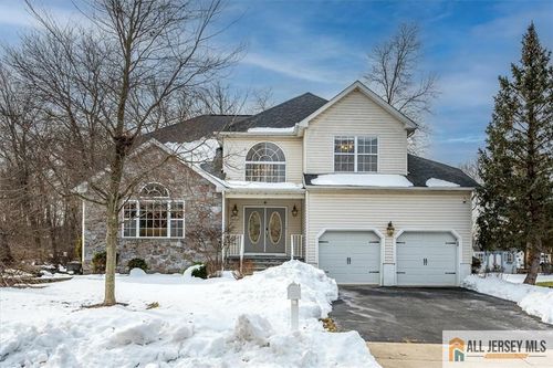 5 Labrador Dr, Kendall Park, NJ, 08824-1487 | Card Image