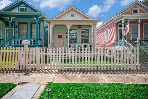 811 Church St, Galveston, TX, 77550-5124 | Card Image
