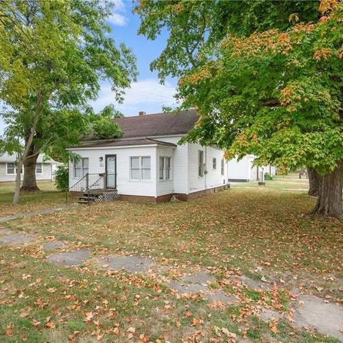 221 S Ohio St, Chrisman, IL, 61924-1527 | Card Image