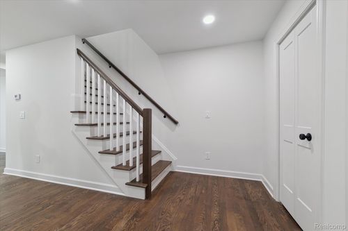 1105 Ivyglen Cir, Bloomfield Hills, MI, 48304-1237 | Card Image