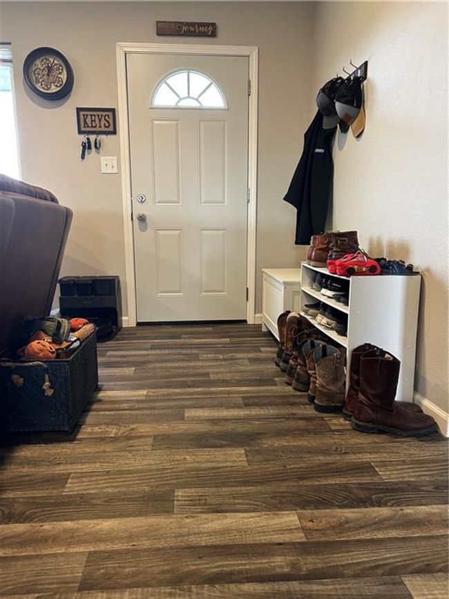 Front door in living rm | Image 5