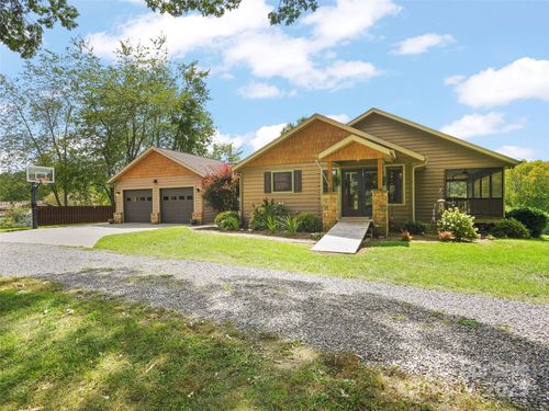 93 Strawberry Ln, Clyde, NC, 28721-8577 | Card Image