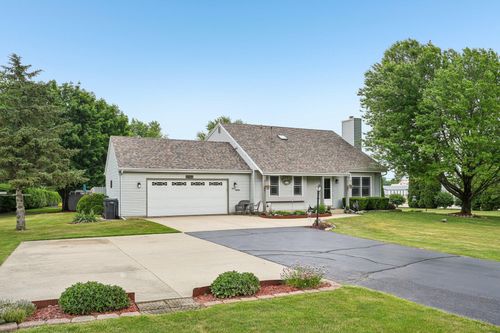 W276S9060 Hidden Lakes Dr, Mukwonago, WI, 53149-9654 | Card Image