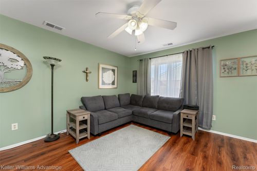 29102 Manchester St, Westland, MI, 48185-1888 | Card Image