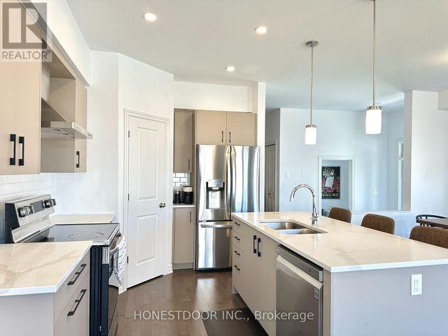 665 Cordelette Cir, Townhouse with 3 bedrooms, 3 bathrooms and 4 parking in Orleans ON | Image 8
