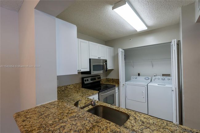 APT-307 - 2711 Ocean Club Blvd, Condo with 2 bedrooms, 2 bathrooms and null parking in Hollywood FL | Image 11