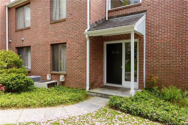 21 - 21 Hills Ln, Condo with 2 bedrooms, 2 bathrooms and null parking in Westport CT | Image 5