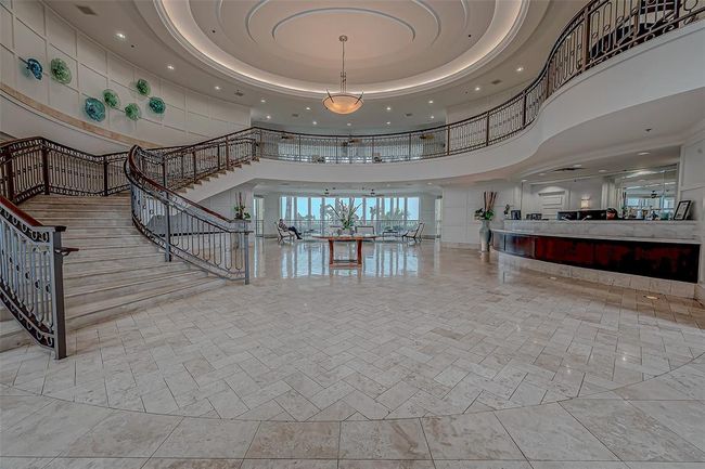 Welcome to Palisade Palms, where elegance meets convenience with a stunning lobby and 24/7 concierge service for you and your guests. | Image 32