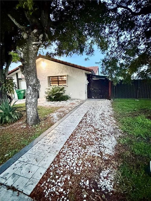 b-31 Nw 133rd Pl, Miami, FL, 33182 | Card Image