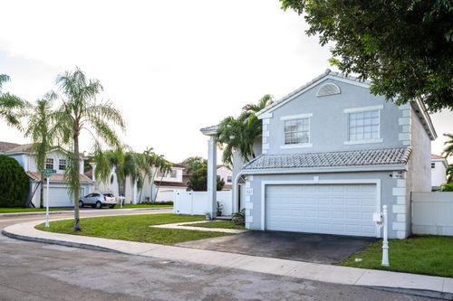 621 Lakeshore Ter, Davie, FL, 33325-3019 | Card Image