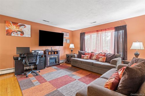 2 Gerry Rd, Poughkeepsie, NY, 12603-5615 | Card Image