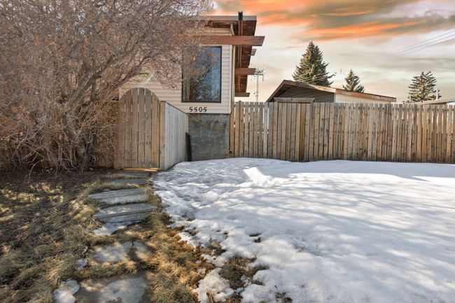 5505 Maddock Drive Ne, Home with 2 bedrooms, 1 bathrooms and 2 parking in Calgary AB | Image 2