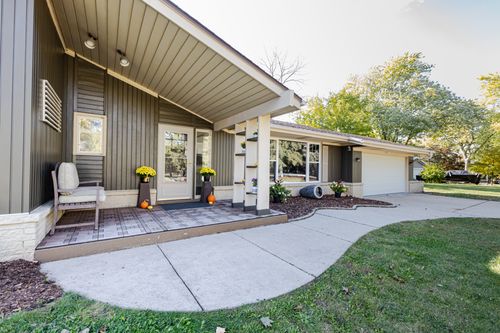 2826587 Miami Dr, Pewaukee, WI, 53072-4421 | Card Image