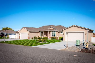 5990 Willowbend St, Home with 5 bedrooms, 4 bathrooms and null parking in West Richland WA | Image 2