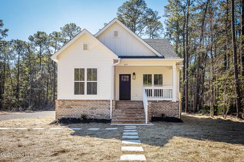 811 Bay St, Ocean Springs, MS, 39564-5009 | Card Image