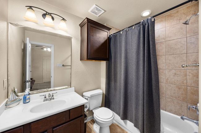 The en suite with the first guest bedroom. | Image 28