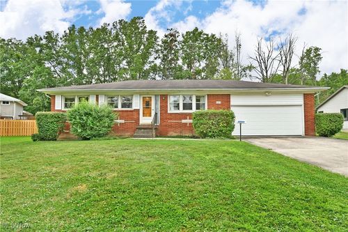 327 Durst Dr Nw, Warren, OH, 44483-1105 | Card Image