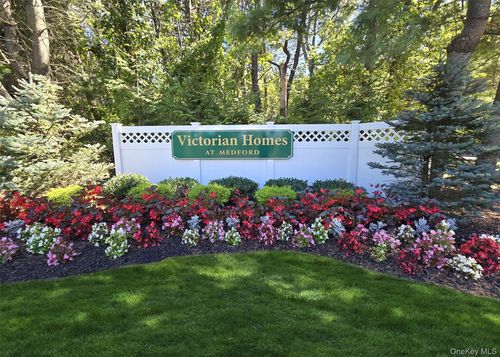 44 Victorian Ln, Medford, NY, 11763-2577 | Card Image