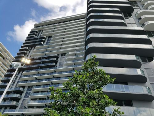 811-121 Ne 34th St, Miami, FL, 33137-3864 | Card Image