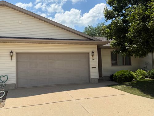 736 Southlawn Ter, Oelwein, IA, 50662-2855 | Card Image
