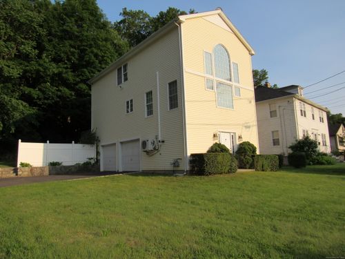 3 Richard St, Ansonia, CT, 06401-3327 | Card Image