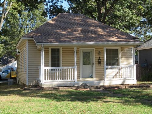 8 E Osage St, Paola, KS, 66071-1925 | Card Image