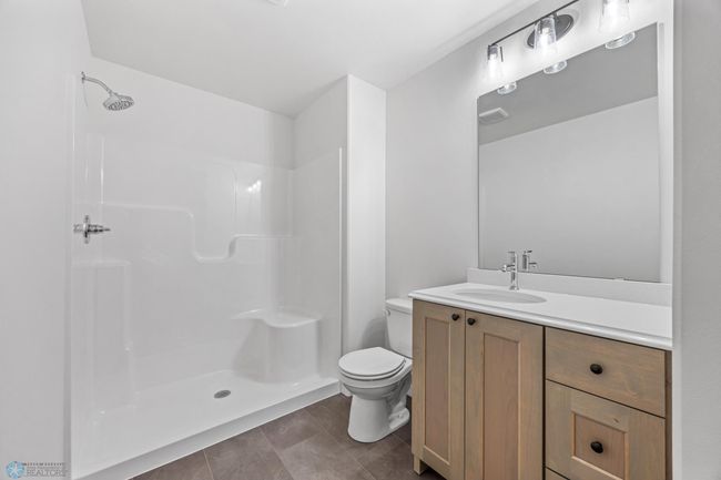 Upper Level Bath | Image 31