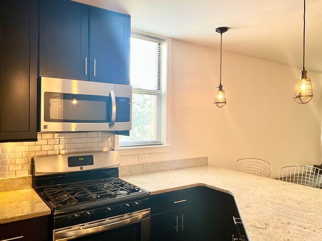Gas Range and built-in Microwave | Image 10