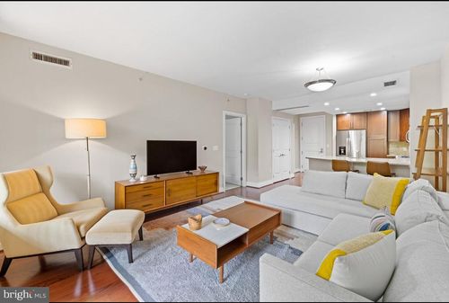 apt-213-8220 Crestwood Heights Dr, MCLEAN, VA, 22102-3122 | Card Image