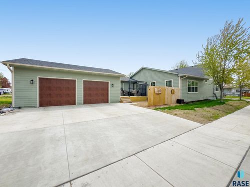 320 W 4th Ave Avenue, Lennox, SD, 57039 | Card Image