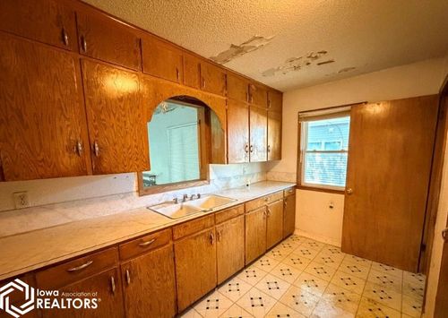 612 1st St Se, Belmond, IA, 50421-1402 | Card Image