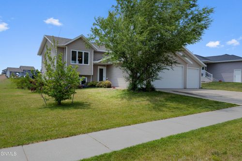 1413 Shires Dr Se, Mandan, ND, 58554-8734 | Card Image