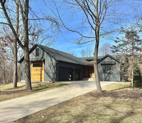 1401 Harmony Dr, Mahtomedi, MN, 55115-1418 | Card Image