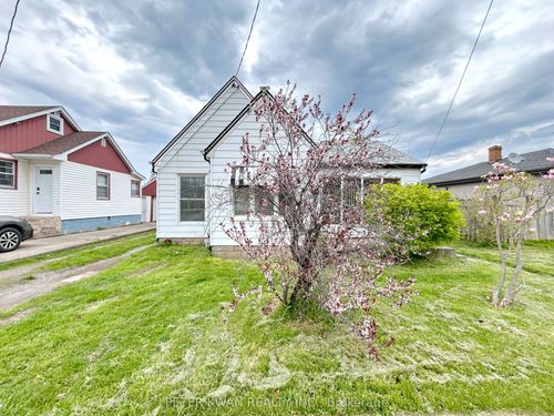 4977 John St, Beamsville, ON, L3J0P1 | Card Image