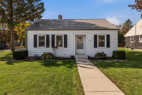 1203 Roseland Dr, Kewaskum, WI, 53040-9110 | Card Image