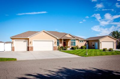 5990 Willowbend St, Home with 5 bedrooms, 4 bathrooms and null parking in West Richland WA | Image 3