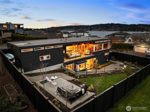 19523 Se 51st St, Issaquah, WA, 98027-9327 | Card Image