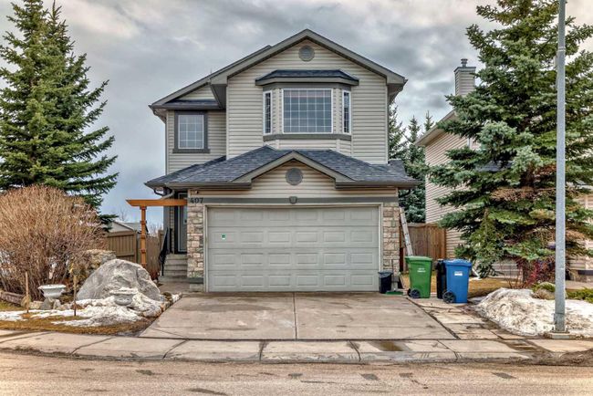 407 Bridlewood Avenue Sw, Home with 6 bedrooms, 3 bathrooms and 4 parking in Calgary AB | Image 2