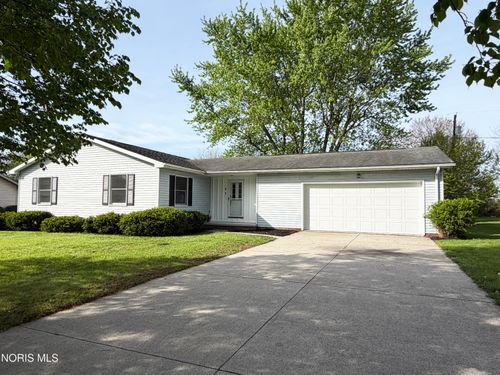 77 Barcelona Dr, Fostoria, OH, 44830-3311 | Card Image