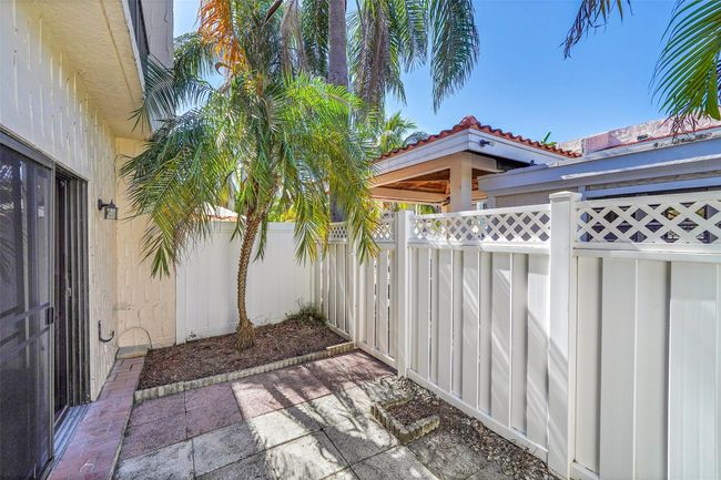 225 - 225 Se 11 Th Ave, Townhouse with 2 bedrooms, 3 bathrooms and null parking in Pompano Beach FL | Image 15