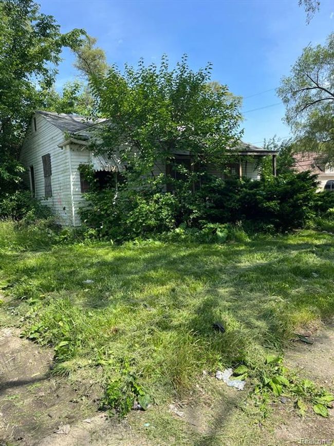 8034 Saint Marys Street, Home with 2 bedrooms, 1 bathrooms and null parking in Detroit MI | Image 3