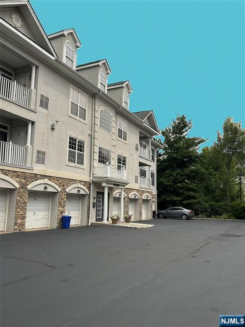 4 Quarry Dr, Woodland Park, NJ, 07424-4207 | Card Image