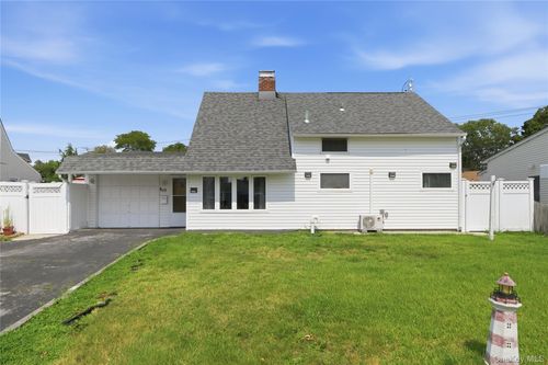 63 Blacksmith Rd, Hempstead, NY, 11756 | Card Image