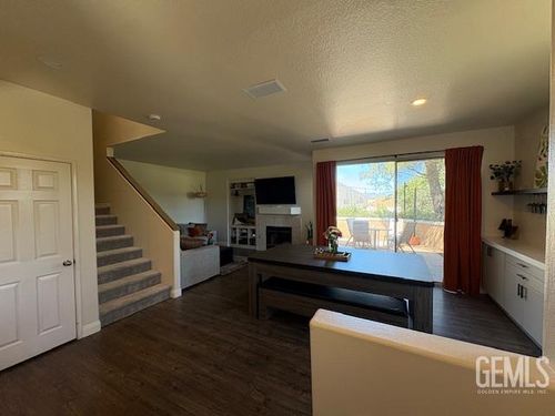 22609 Crown Point Ct, Santa Clarita, CA, 91350-3327 | Card Image