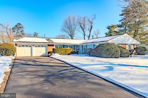 2 Creekview Rd, WILLINGBORO, NJ, 08046-3527 | Card Image